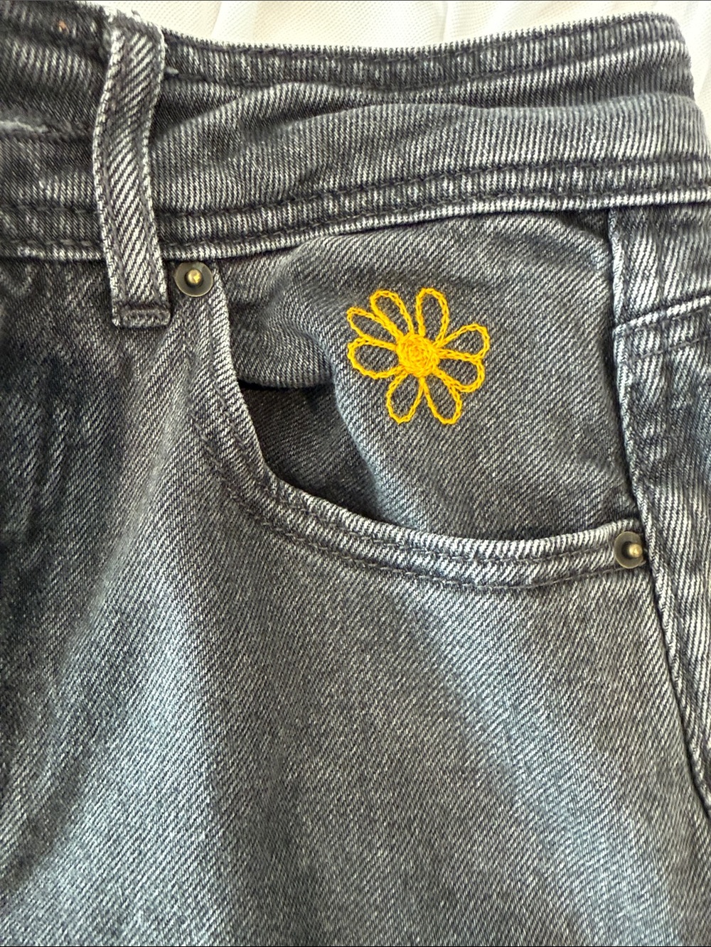 Sezane Denim Black/Charcoal Jeans with Yellow Flower Embroidery - Picture 5 of 8